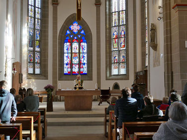 Vorstellung der Kommunionkinder in St. Crescentius (Foto: Karl-Franz Thiede)